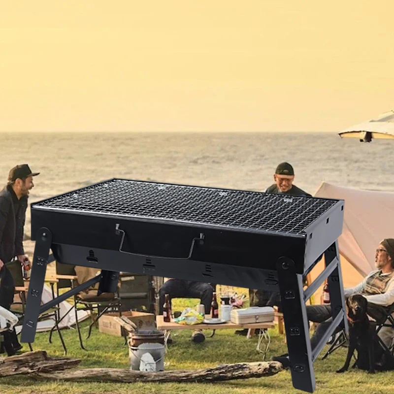 Faltbarer Barbecue-Grill für den Außenbereich, einfach zu montierende Hof-Sommer-Strandparty-Holzkohle-Bratmaschine mit Gewürztablett Image