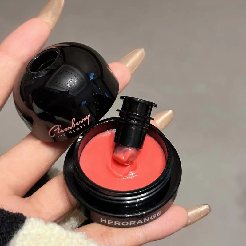 Klarer und durchscheinender Berry-Lipgloss bietet feuchtigkeitsspendende, langanhaltende und hochglänzende Textur Image