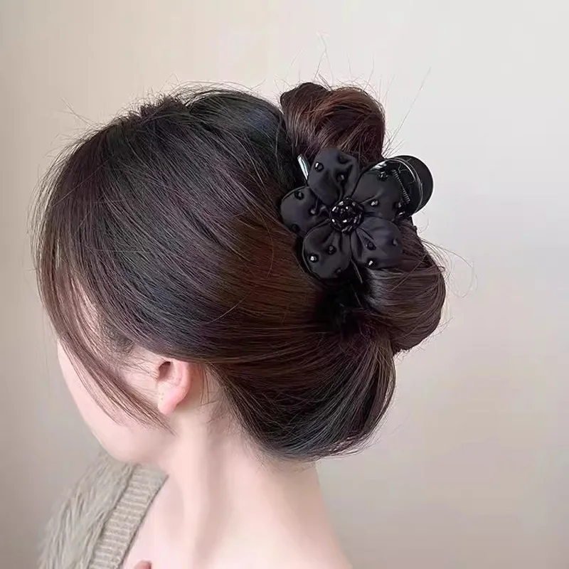 1 Stück Halteclip im fortschrittlichen Stil, schwarze Erdbeer-Haarspange, süßes und stimmungsvolles Haar-Accessoire, hoher Pferdeschwanz-Brötchenkopf Image