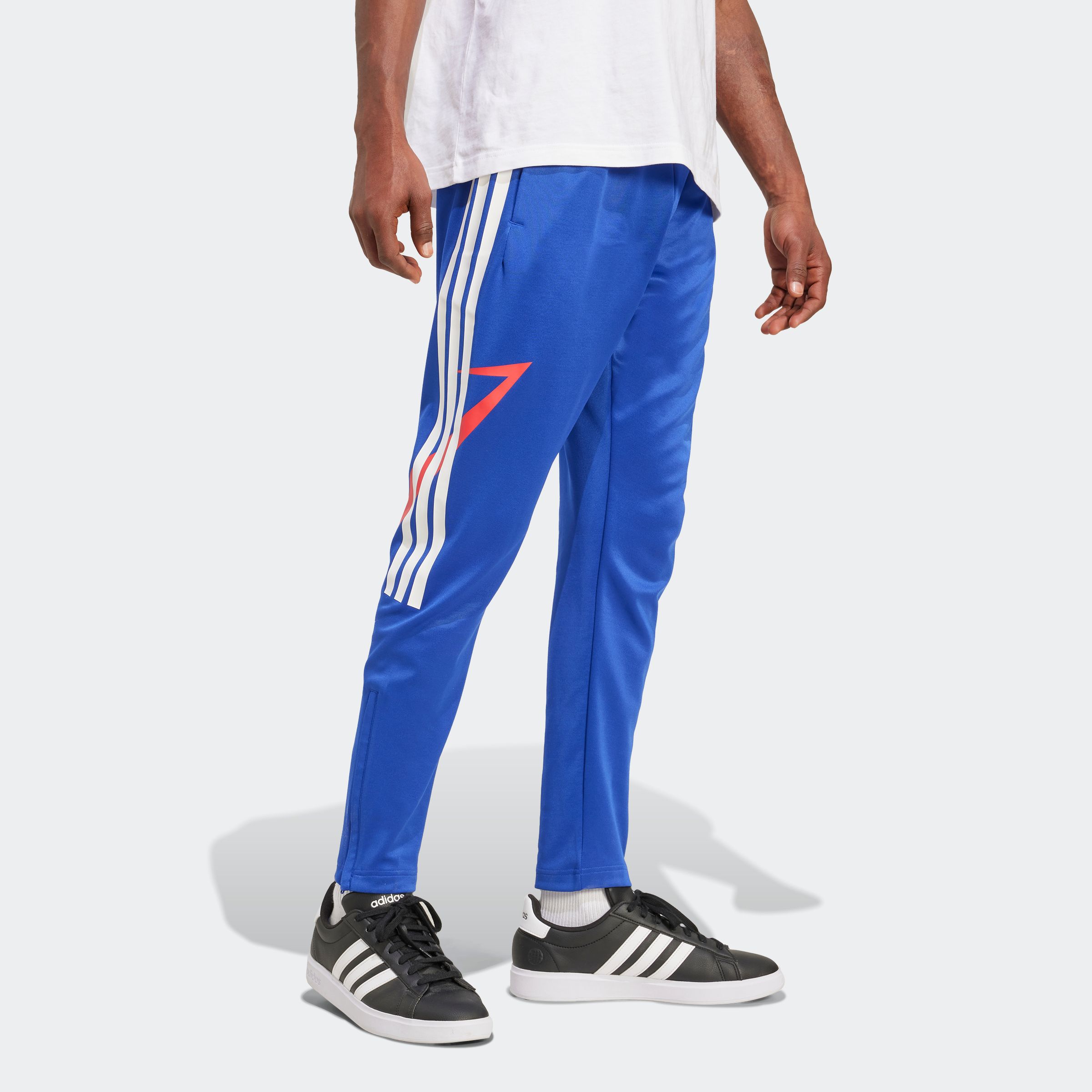 Sporthose ADIDAS SPORTSWEAR "HOUSE OF TIRO NATIONS PACK", Herren, Gr. L, N-Gr, weiß (semi lucid blau, pure ruby, weiß), Obermaterial: 70% Polyester, 30% Baumwolle, Hosen Sporthose