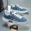 Weiße Herrenschuhe, hochwertige Sportschuhe, neue einfarbige, trendige, einfache Wanderschuhe mit