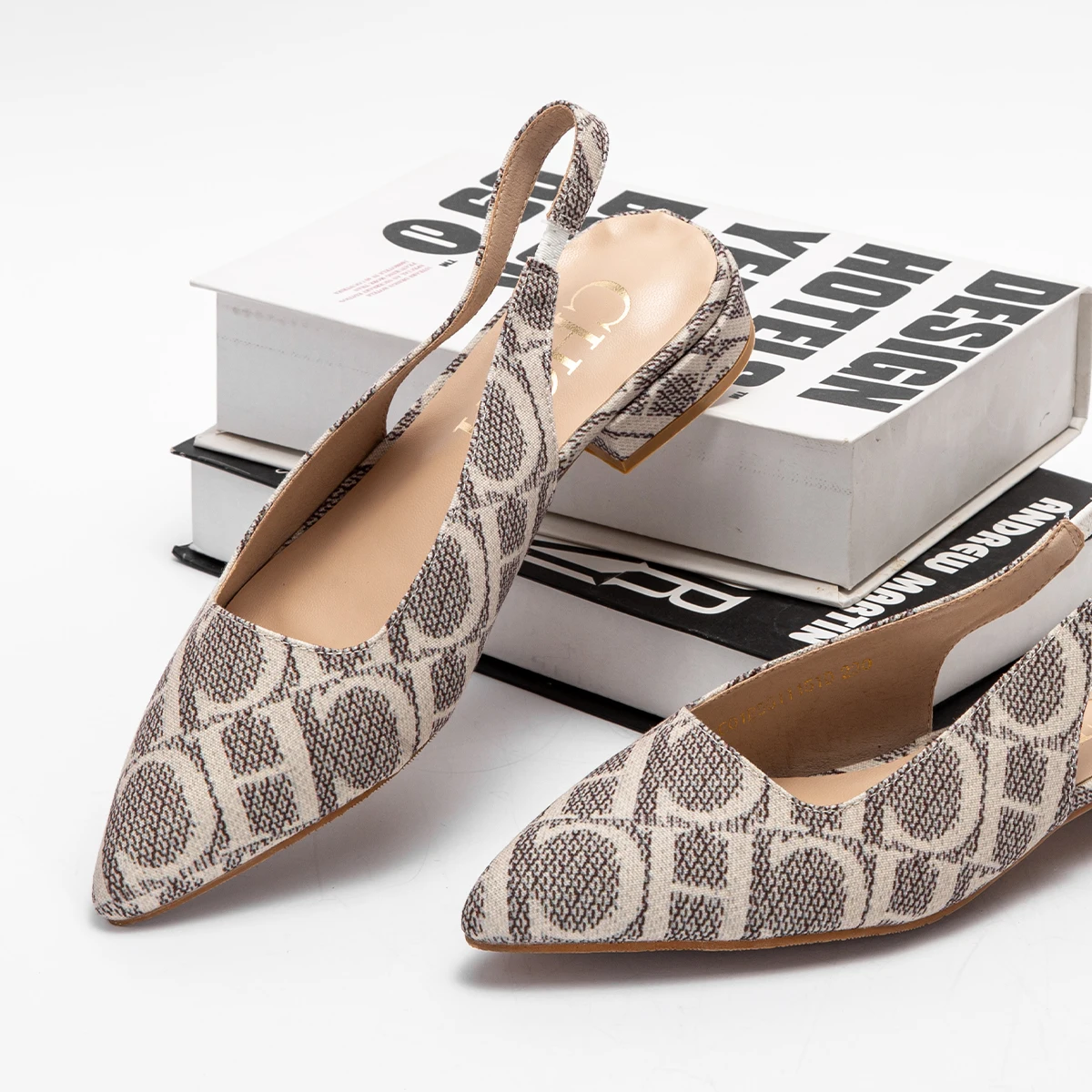 Low Heeled Commuting Office Letter Design Women's Sandals Fashionable Retro New Product Women with Follow-Up Shoes