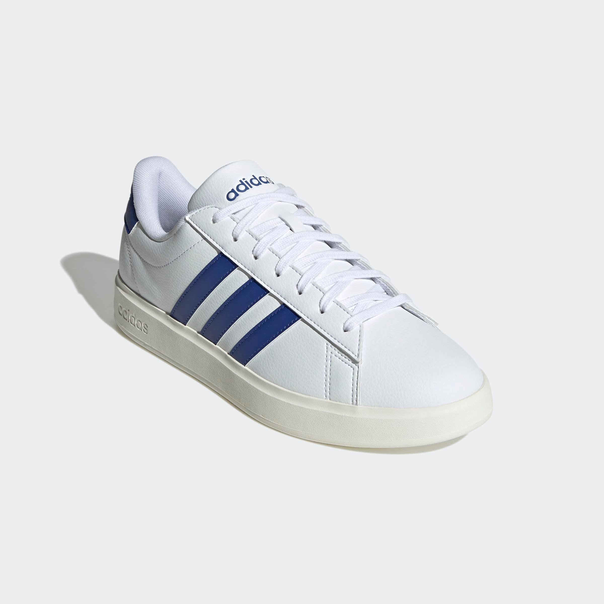 Sneaker ADIDAS SPORTSWEAR "GRAND COURT CLOUDFOAM COMFORT", Herren, Gr. 46, weiß (cloud weiß, semi lucid blau, core weiß), Synthetik, Schuhe Sneaker, Design auf den Spuren des adidas Superstar