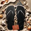 Sommer 2025, neue Damen-Flip-Flops mit quadratischer Zehenpartie, Outdoor-Strandsandalen, luxuriöse Damen-Freizeithausschuhe, Größe 35–42, Damenschuhe