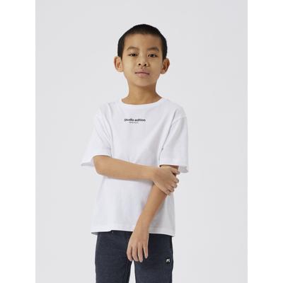 T-Shirt NAME IT "NKMBRODY SS NREG TOP NOOS", Jungen, Gr. 116, weiß (hellweiß), Jersey, Obermaterial: 100% Baumwolle, unifarben, casual, regular fit hüftlang, Rundhals, Kurzarm abgesteppte Kante, Shirts, mit dezentem Frontmotiv Image