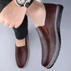Luxus Männer Casual Slip-on Atmungsaktive Stanzen Split Leder Schuhe Männer Klassische Britischen Stil Loafer Schuhe Im Freien Fahren Schuhe