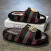 Neue Mode bedruckte schwarze Herren-Sommerhausschuhe, bequem, weich, luxuriös, Mann-Designer-Schuhe, große Größe 45, Plateau-Sandalen für Damen