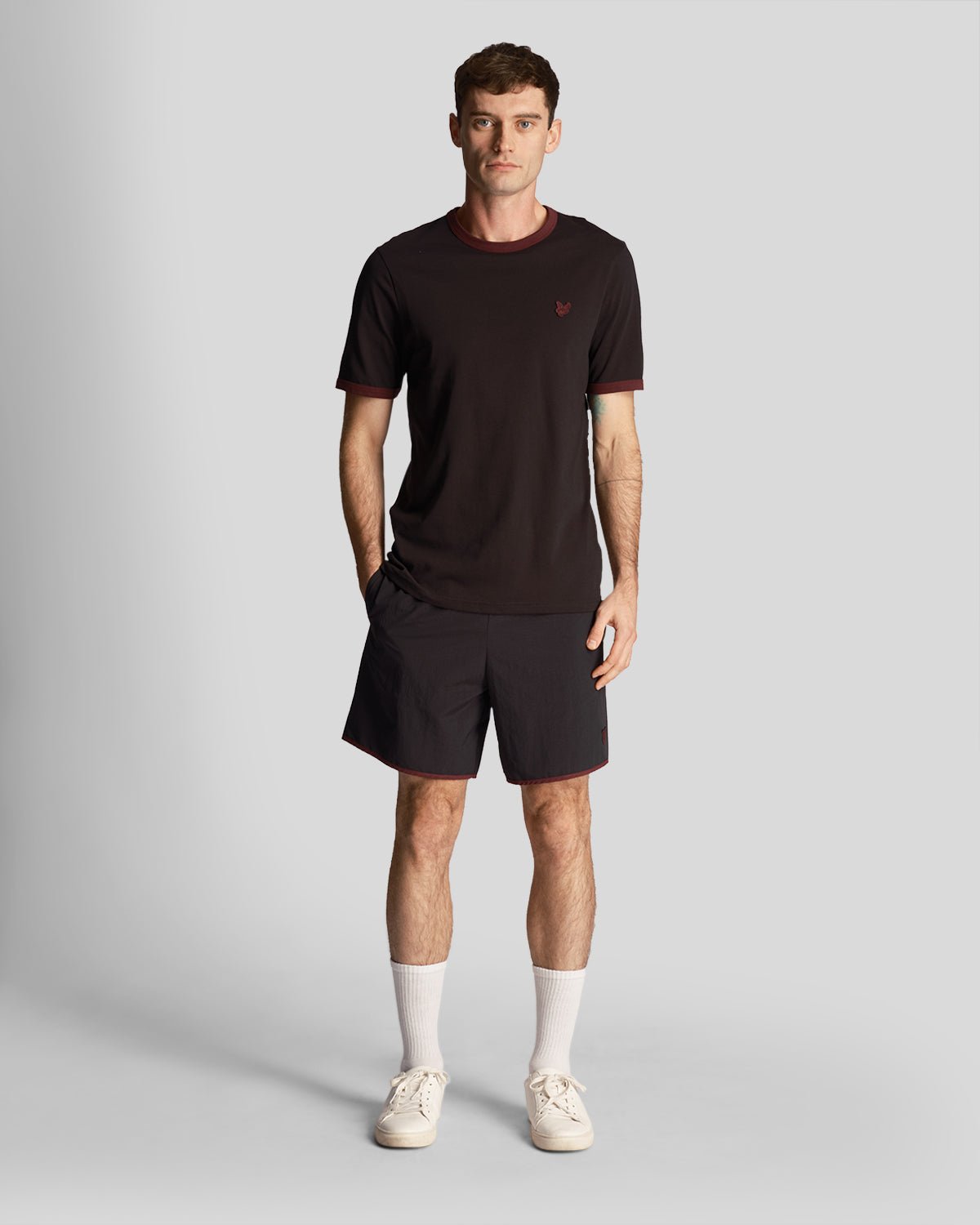 Lyle & Scott – Tonal getönte Badeshorts in Schwarz Image