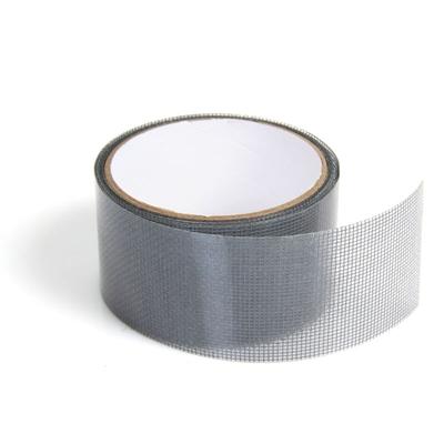 Klebeband zur Reparatur eines zerrissenen Fliegengitters Image