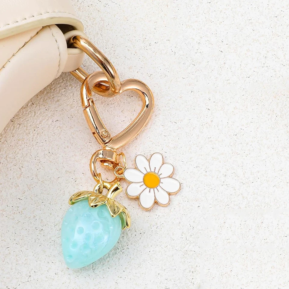 ZAKOL Schlüsselanhänger mit frischen Erdbeeren, Blumen-Charm, Schlüsselanhänger, Ornament, Rucksack, Geldbörse, Anhänger, Mädchen, Modeschmuck, Geschenk Image