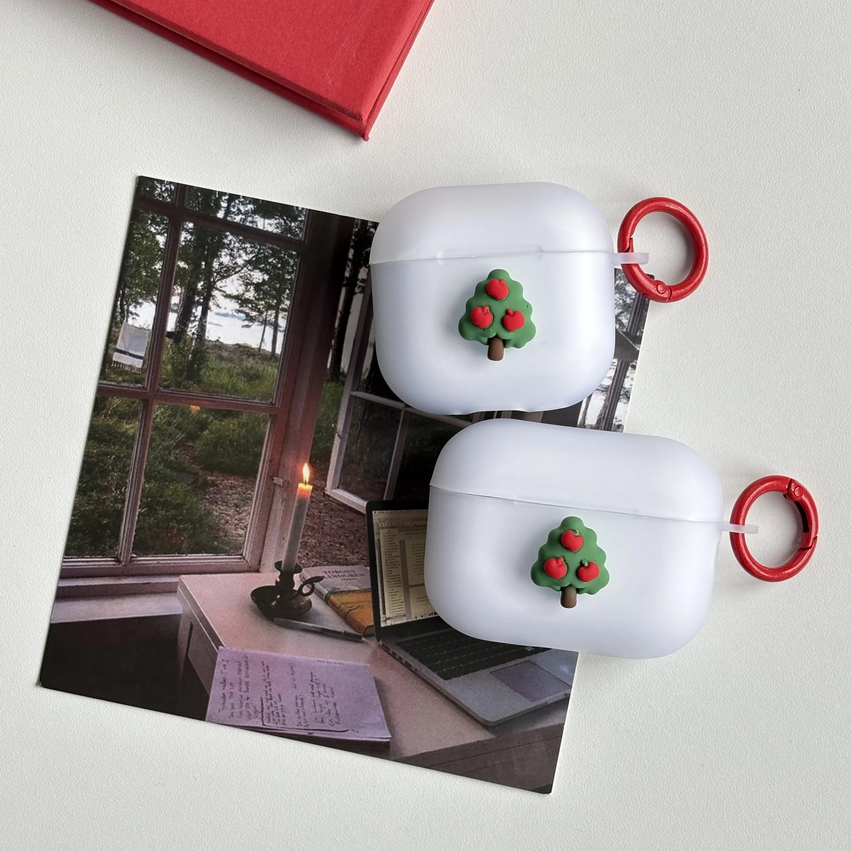 Mattweiße Kopfhörerhülle mit stereoskopischem Obstbaum-Weihnachtsbaummuster und roter Ringabdeckung für AirPods 1, 2, 3, 4, Pro Pro 2 Image