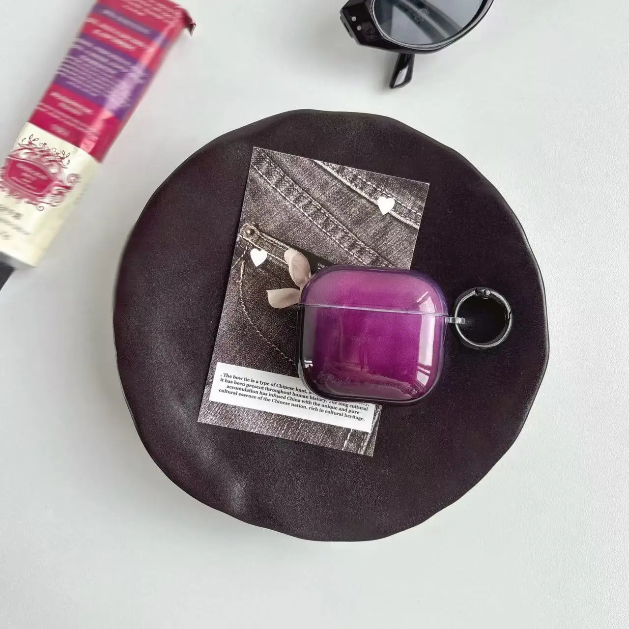 Luxuriöse, stilvolle, violette, mit Farbverlauf und Farbkontrast, glänzende Kopfhörerhülle mit schwarzem Ring für AirPods 1, 2, 3, 4, Pro 2, Pro 3 Image