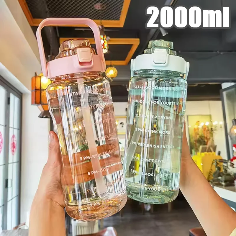 2L Sportwasserflasche mit Strohhalm, tragbare Wasserflaschen mit großer Kapazität, Fitness-Fahrradbecher, Sommer-Kaltwasserkrug mit Zeitmarkierung Image