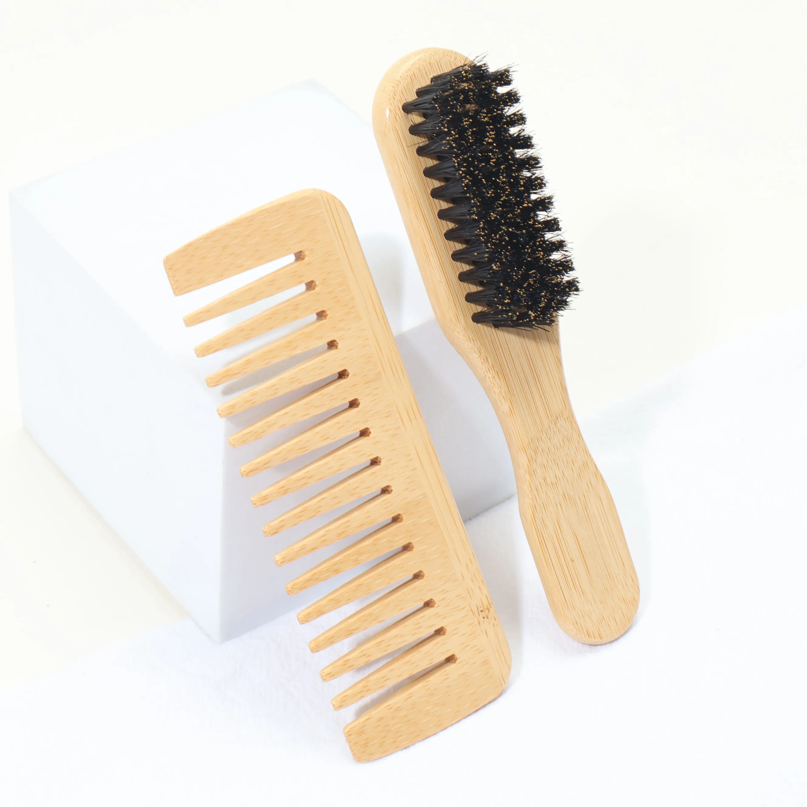 2-teiliges tragbares Mini-Set aus natürlichem Bambus – Haarbürste mit Wildschweinborsten und breiter Zahnkamm aus natürlichem Bambus, kompaktes Design in Handfläche Image