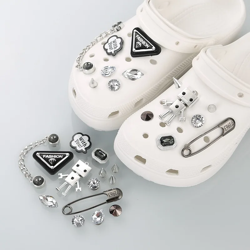 YNPO 14 stücke Mode Silber Nette Roboter Form Schuh Schnalle Dekoration DIY Große Pins Sandale Zubehör Kette Schuh Charms