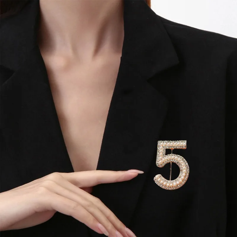 Brosche mit Perlennummer 5, universelle Metall-Diamant-Anstecknadel, hochwertige, vielseitige Kleidung und Taschen, Accessoires, Brosche, Anstecknadel, Schal-Schnalle Image