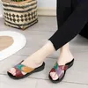 Flache Damen-Hausschuhe und Damensandalen Eva New Collection Schuh Bequeme elegante Schuhe Leicht zu tragen Schicke elegante Slides