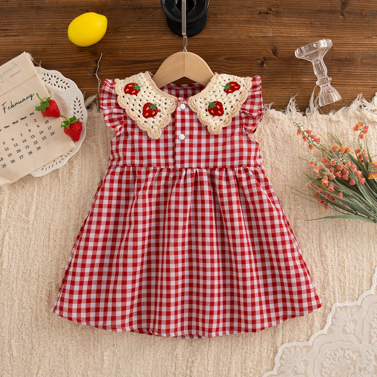 Baby Kleider Sommer Neue Ärmellose Rüschen Baby Mädchen Kleider Plaid Süße Stricken Revers Erdbeere Mädchen Kleidung Image