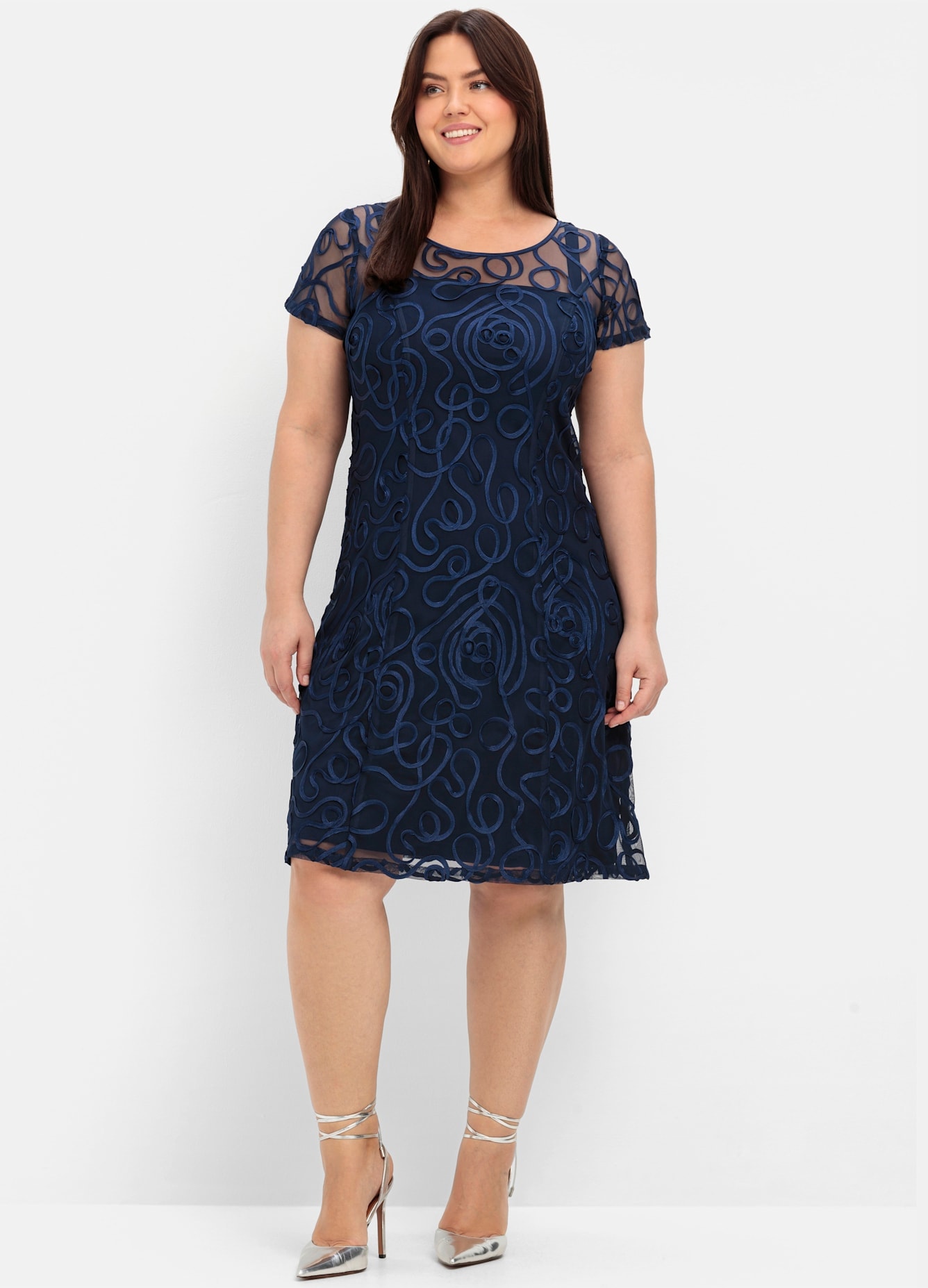 Spitzenkleid SHEEGO "Spitzenkleid", Damen, Gr. 56, Normalgrößen, blau (marine), 100% Polyamid, unifarben, knielang, Rundhals, Kleider Image