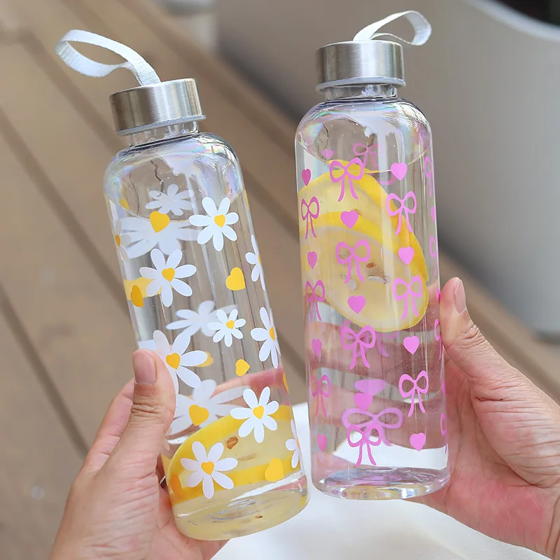 Bottiglia d'acqua in plastica da 550 ml Bottiglia d'acqua sportiva da palestra portatile Bowknot Modello d'amore Tazza d'acqua a tenuta stagna Piccola bottiglia da ufficio margherita