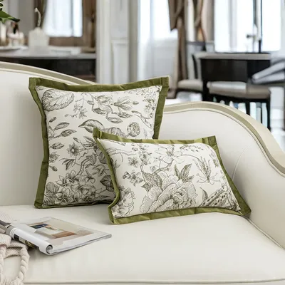 Kissenbezug mit grünen Blumen- und Zweigmustern, geeignet für Wohnzimmer, Schlafzimmer und Autositze. Image