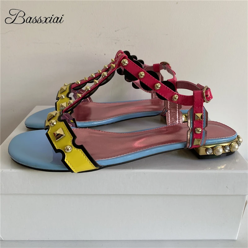 Luxus Metall Nieten Dekor T-Strap Sandalen Frauen Flache Ferse Strass Perlen Gemischte Farbe Party Schuhe Sommer 2025,