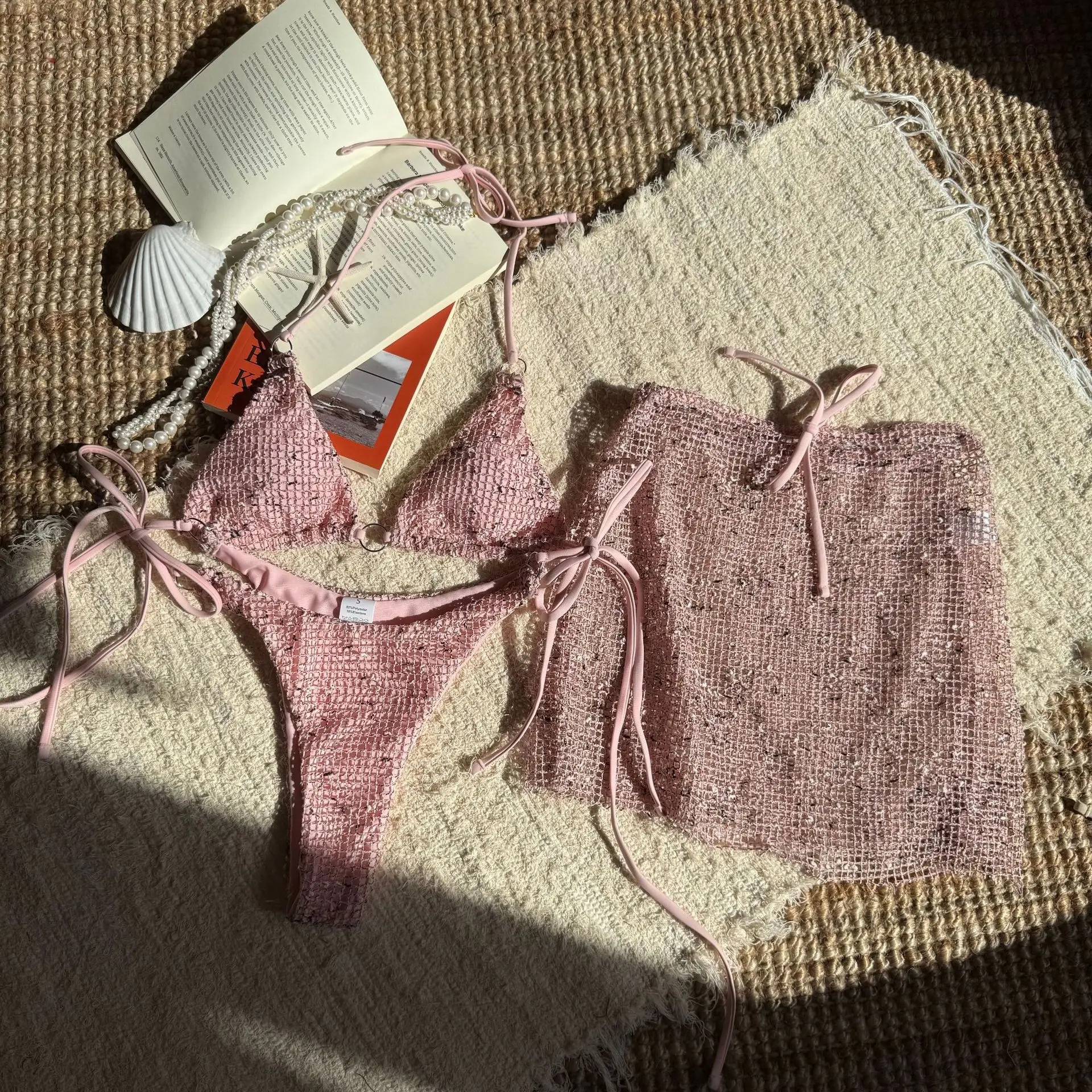 2025 Neuer Sommer-Neckholder-Bikini, 3-teilig, für Damen, spezielles Material, sexy Tanga-Bademode mit Sarong-Rock, einfarbig, rosa Strandmode Image
