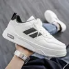 Trendige Herrenschuhe, Herrenschuhe, atmungsaktives Leder mit dicken Sohlen, kleine weiße Schuhe mit modischen Boardschuhen, Freizeitschuhe für die Straße
