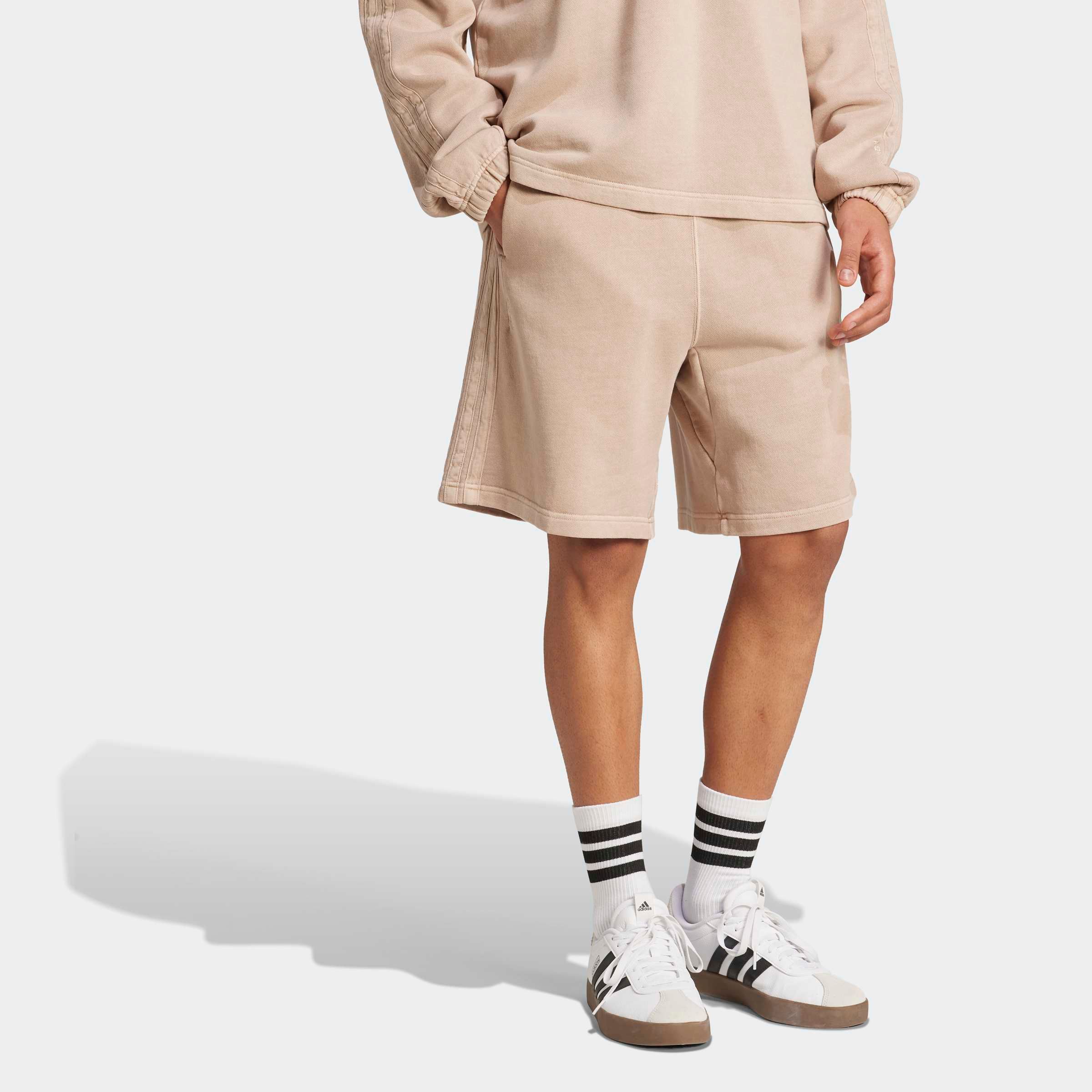 Shorts ADIDAS SPORTSWEAR "M A SZN W FT SH", Herren, Gr. M, N-Gr, beige (warm sandstone), Obermaterial: 100% Baumwolle, Hosen Shorts, lockere Passform, 20 cm Innenbeinlänge, mit Kordelverschluss