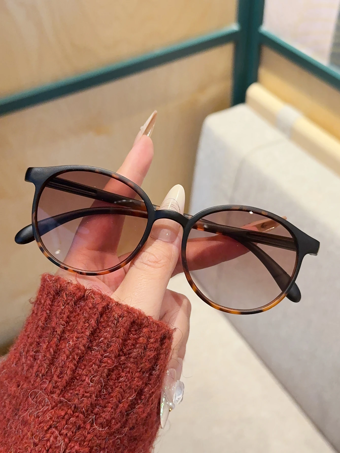 1 Stück modische Brille mit rundem Rahmen, klassische und modische Basic-Bohnenblumenbrille, hochwertiges PC-Material, leicht Image