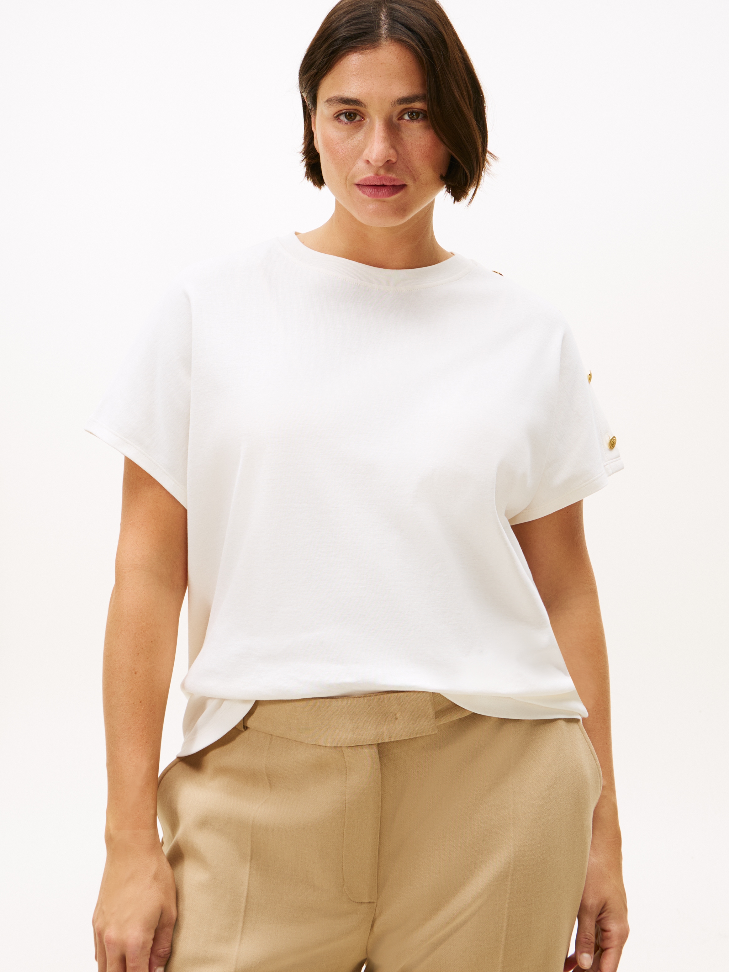 Kurzarmshirt TOMMY HILFIGER CURVE "CRV GOLD BUTTON SS TEE", Damen, Gr. 52, beige (ivory silk), Single Jersey, Obermaterial: 100% Baumwolle, Rundhals, Shirts, in großen Größen Image