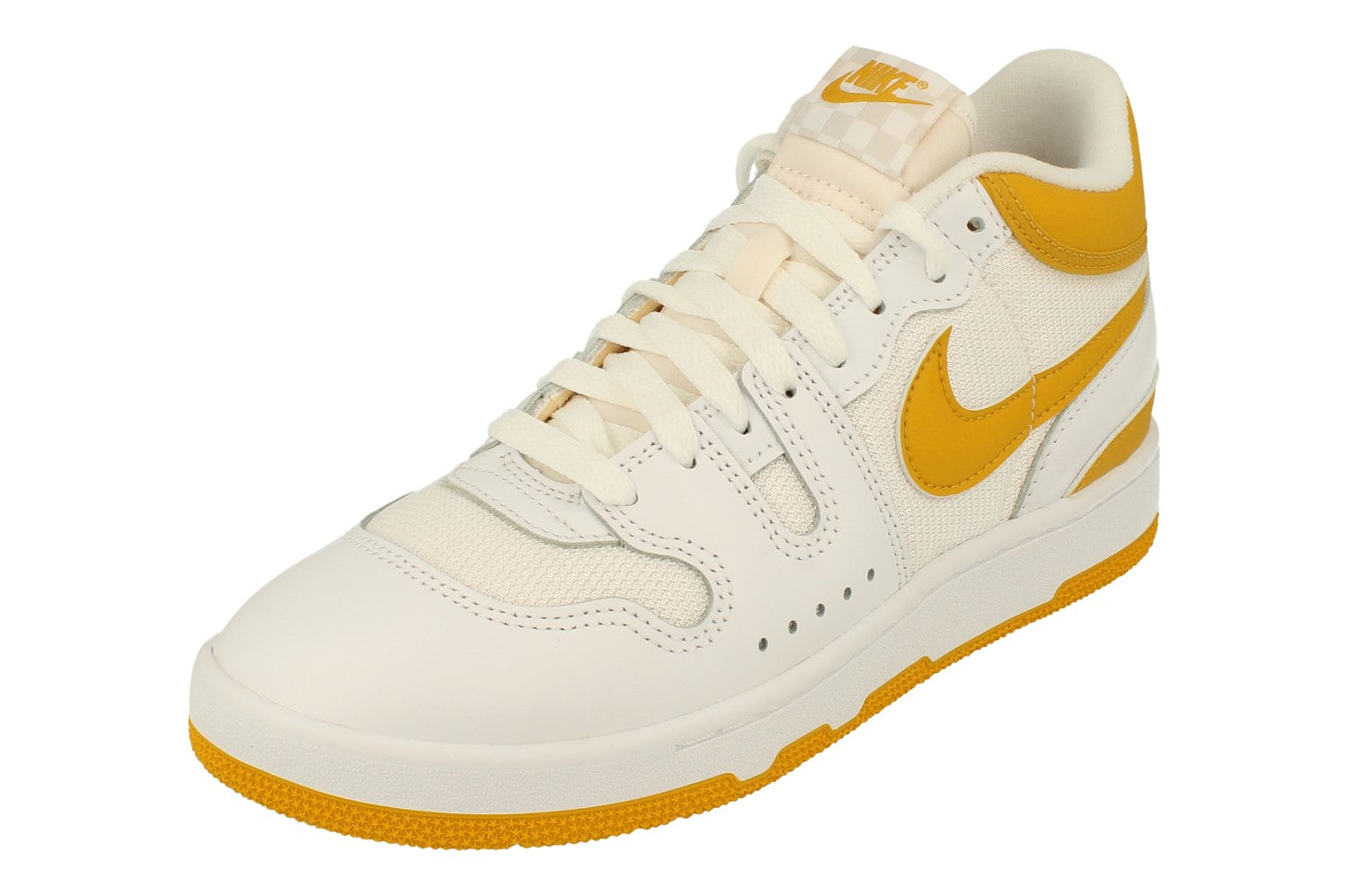 Nike Attack Qs Sp Gelbe Details Weiße Turnschuhe
