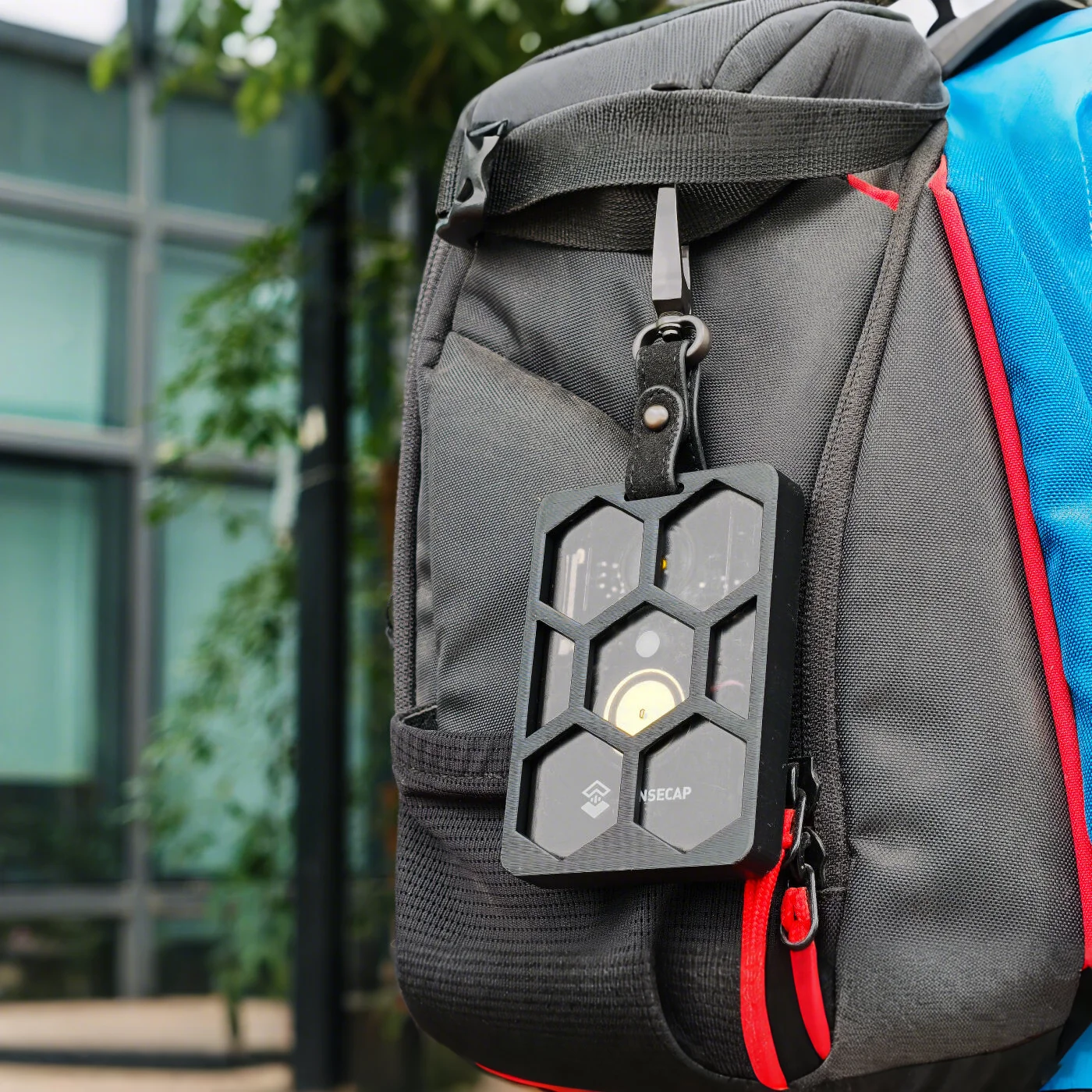 SenseCAP Meshtastic LoRa Card Tracker T1000 E Schutzhülle mit Lederschlüsselanhänger Image