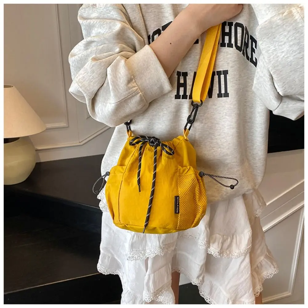 Borsa a secchiello con coulisse in stile coreano Borsa a tracolla in nylon Borsa per cellulare in tinta unita Borsa a tracolla piccola da donna