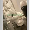 Lady White Fur Design Caif Kniestiefel Plateau Rockyrievt Schnalle Punk Stiefel Feder Schwarz Weiß Stiletto Absatz Stiefel Größe 35-46
