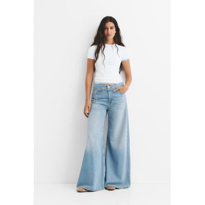 Super Wide-Leg Jeans With Belt