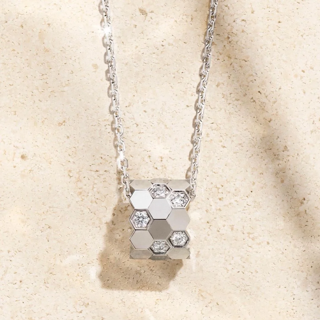 S 925er Sterlingsilber mit Diamanten besetzte, bezaubernde Damenhalskette aus 18-karätigem Gold der Premium-CNC-Waben-Serie. Biene meine Liebe Image