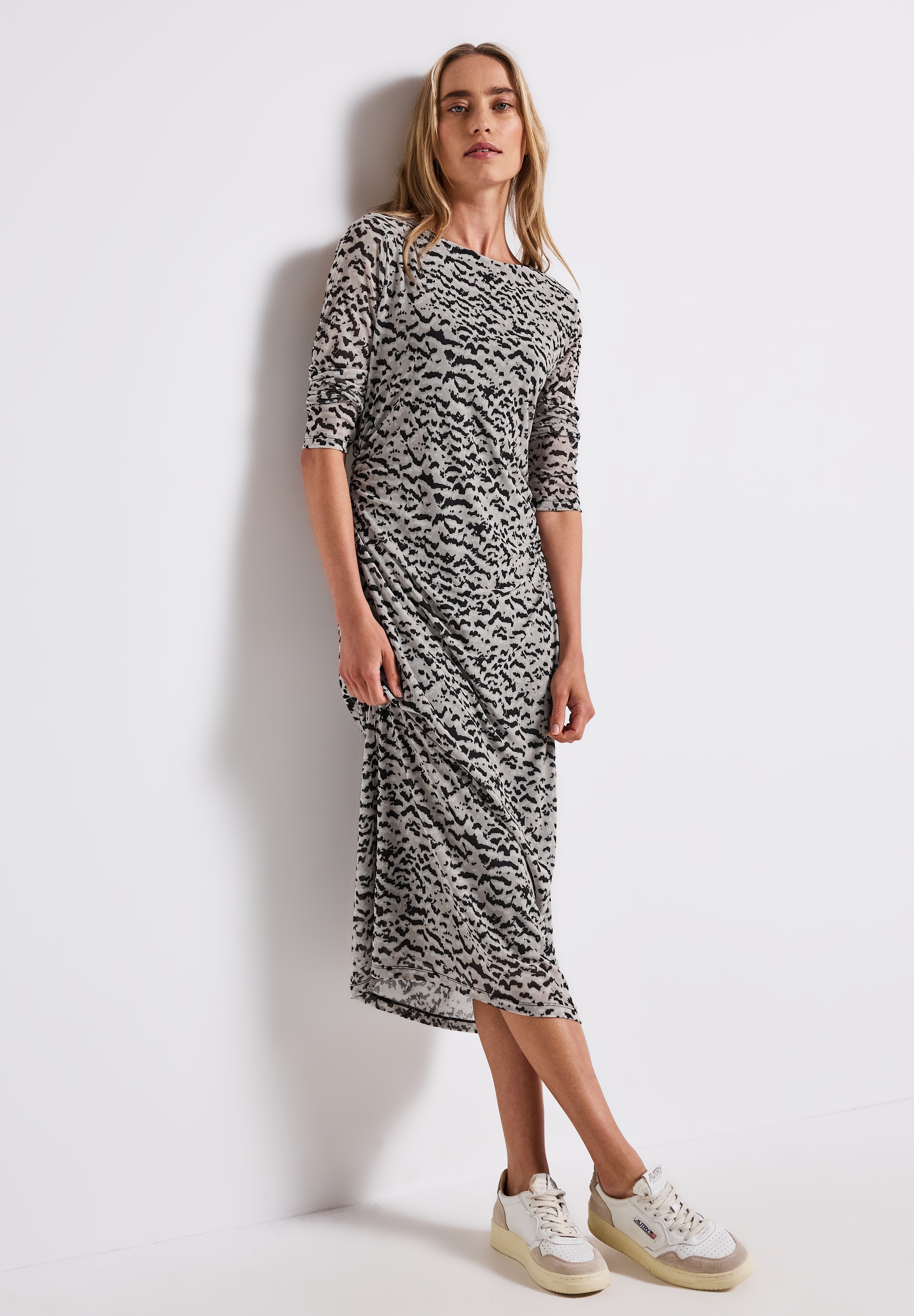 Meshkleid STREET ONE, Damen, Gr. 38, N-Gr, beige (morning beige), Web, Obermaterial: 95% Polyester, 5% Elasthan. Futter: 100% Viskose, bedruckt, regular fit ca. Mitte Wade, U-Boot-Ausschnitt, gerader Abschluss, Kleider, mit All-Over Print Image