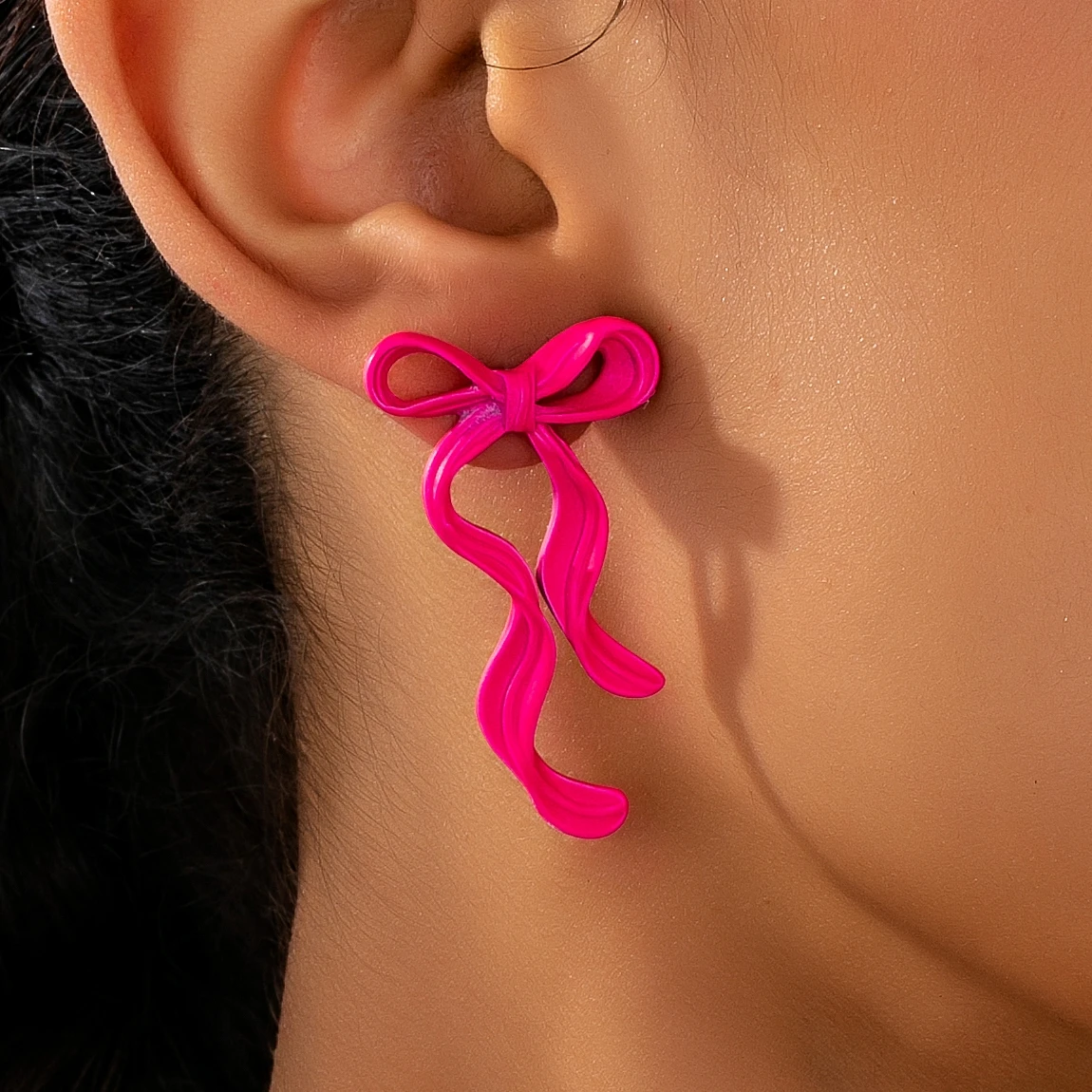 1 Paar klassische Öltropfenohrringe aus Legierung mit rosaroter Schleife, geeignet zum Dating und Tragen von Schleifen als Valentinstagsgeschenke, geeignet für Image