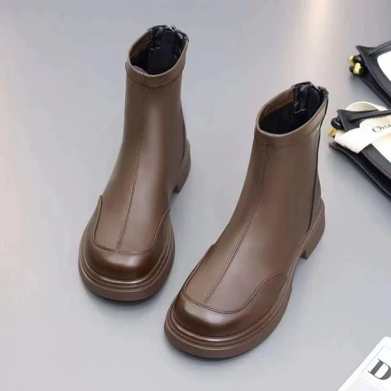 Britische Chelsea-Stiefel für Damen ​ ​ Schwarze elastische Stiefeletten mit quadratischer Zehenpartie und seitlichem Reißverschluss und Fransen. Winterschuhe. Vielseitige Winterschuhe