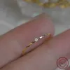 La Monada US-Größe 6–8 Eleganter Damenring aus 925er-Sterlingsilber, gedrehtes Band, einzelner CZ-Zirkon, schlicht, dünn, Hochzeit