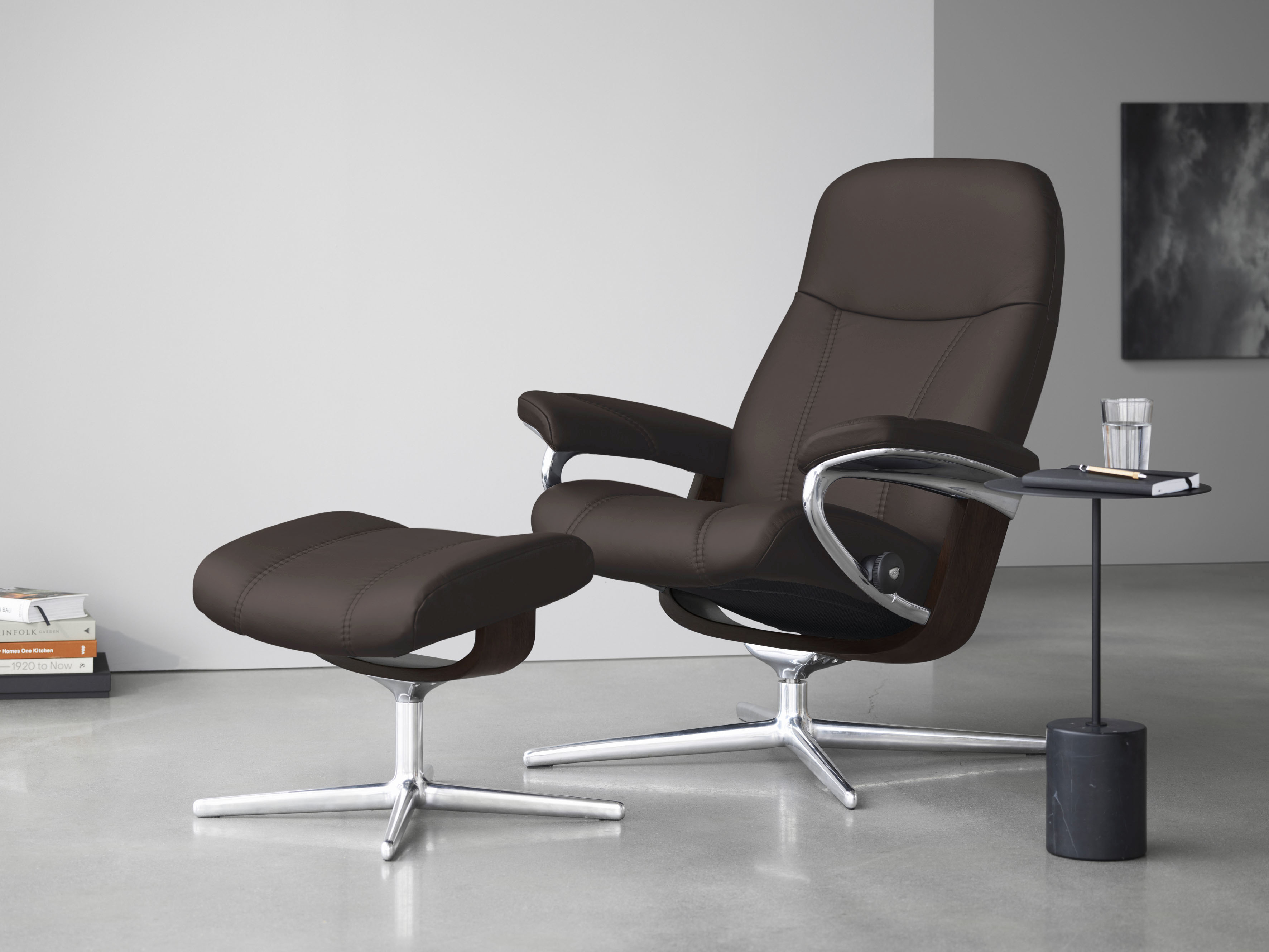 Relaxsessel STRESSLESS "Consul", braun (chocolate paloma), B:82cm H:102cm T:72cm, Leder PALOMA: PALOMA ist ein durchgefärbtes Semianilin-Möbelleder mit natürlicher Narbung., Sessel, mit Hocker, mit Cross Base, Größe S, M & L, Holzakzent Braun