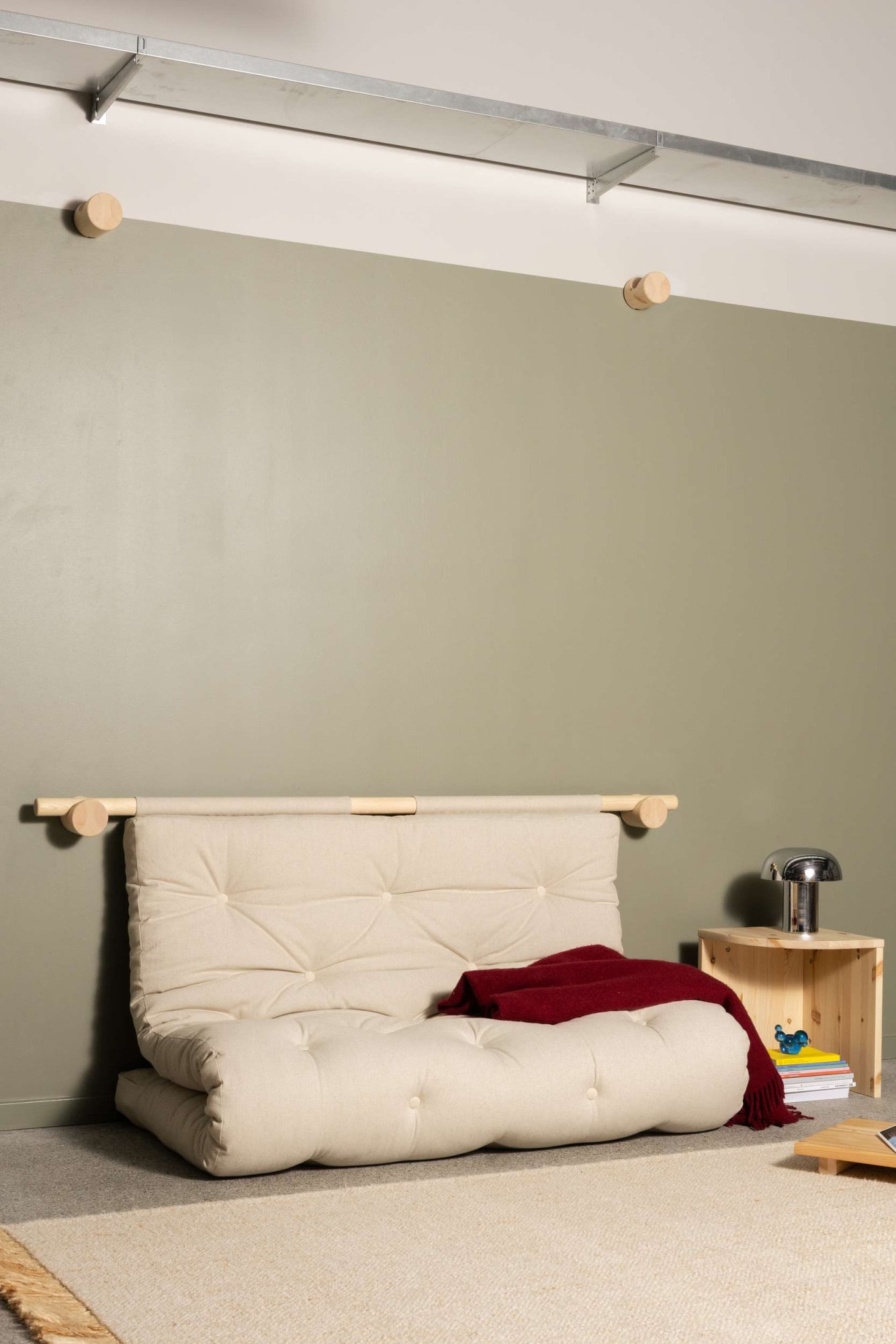 Schlafsofa KARUP DESIGN "Hooked Sofa Bed / Sleeper Chair – Sitz- oder Schlafplatz, platzsparend", grün (olive grün), B:135cm H:12cm T:200cm, Bezug: 80% Baumwolle, 20% Polyester, Sofas, Schlafsofa, Futonmatratze inkl. Halterungsset aus...