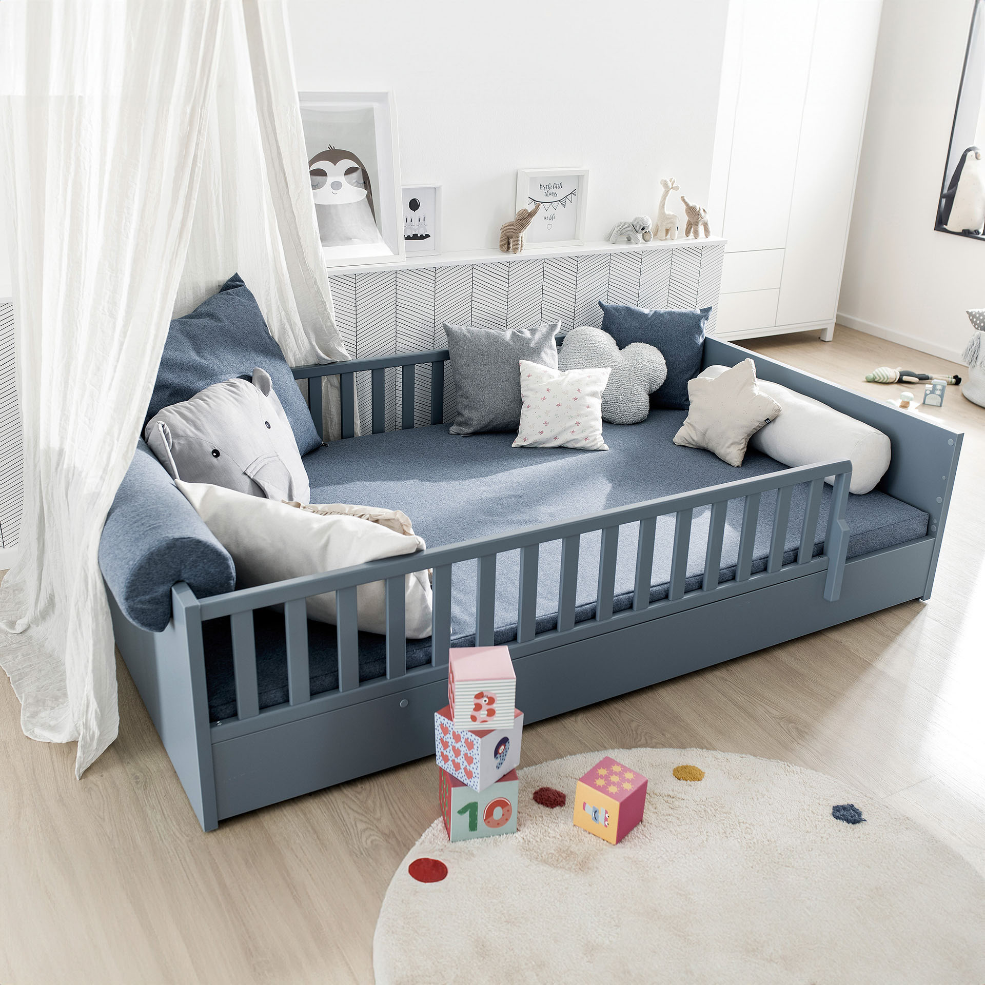 Kinderbett PAIDI "LITTLE FLO, vom Baby bis zum Teeni, in mehreren Farben und Breiten", blau (mattblau), B:147,6cm H:50,8cm L:205,6cm, Betten, Kinderbett, umbaubar zum Kinder- oder Jugendbett, Bodenbett auch als Sofa nutzbar