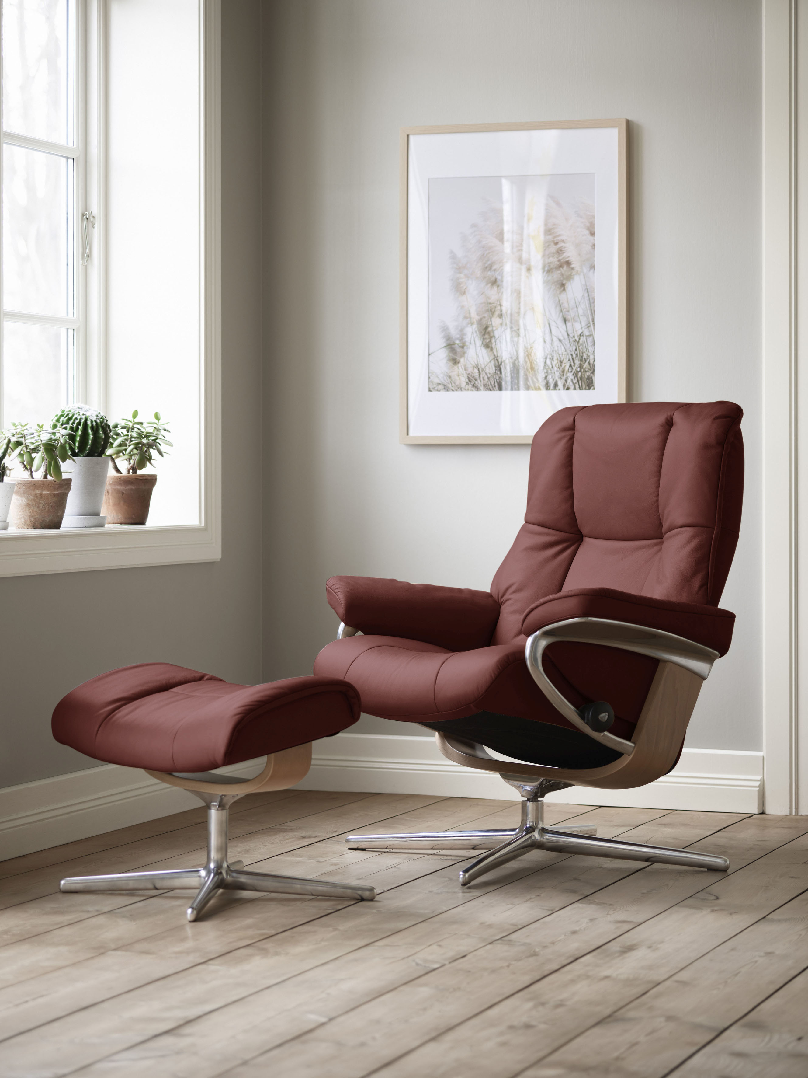Relaxsessel STRESSLESS "Mayfair", rot (cherry paloma), B:83cm H:102cm T:74cm, Leder PALOMA: PALOMA ist ein durchgefärbtes Semianilin-Möbelleder mit natürlicher Narbung., Sessel, mit Hocker, mit Cross Base, Größe S, M & L, Holzakzent Eiche Image