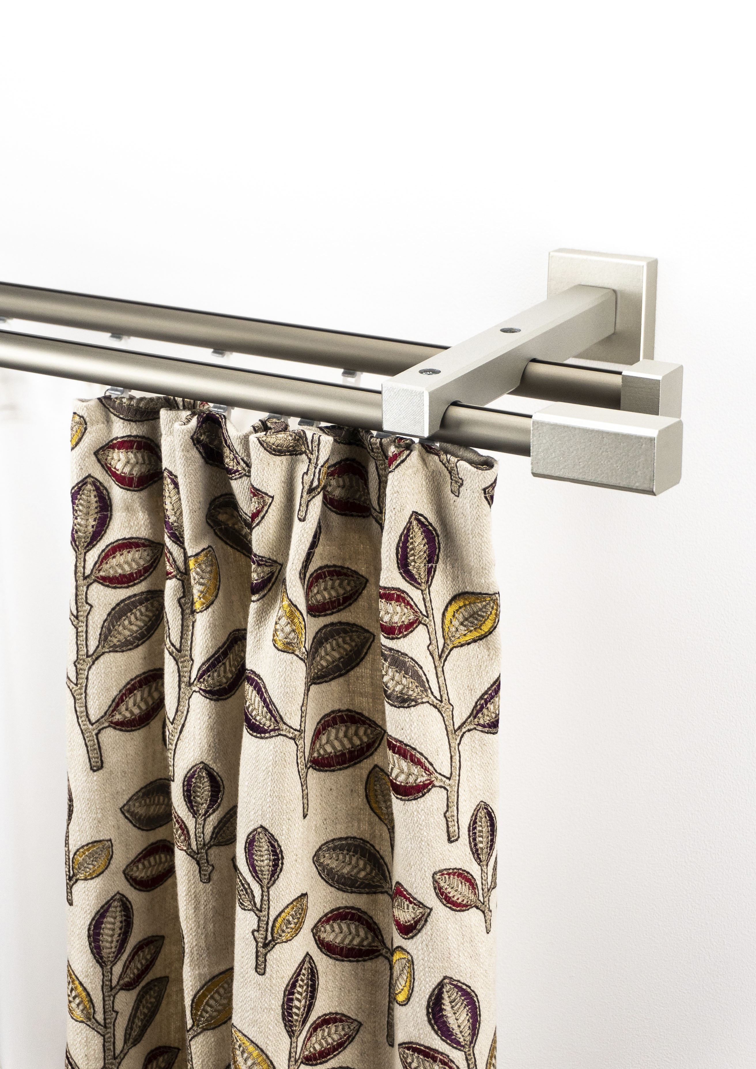 Gardinenschiene GARESA "Cubus, Quader Innenlauf", grau (chromfarben), L:130cm, Gardinenstangen, Gardinenschiene, Innenlauf-Vorhanggarnitur, verlängerbar, Holz-Aluminium Image