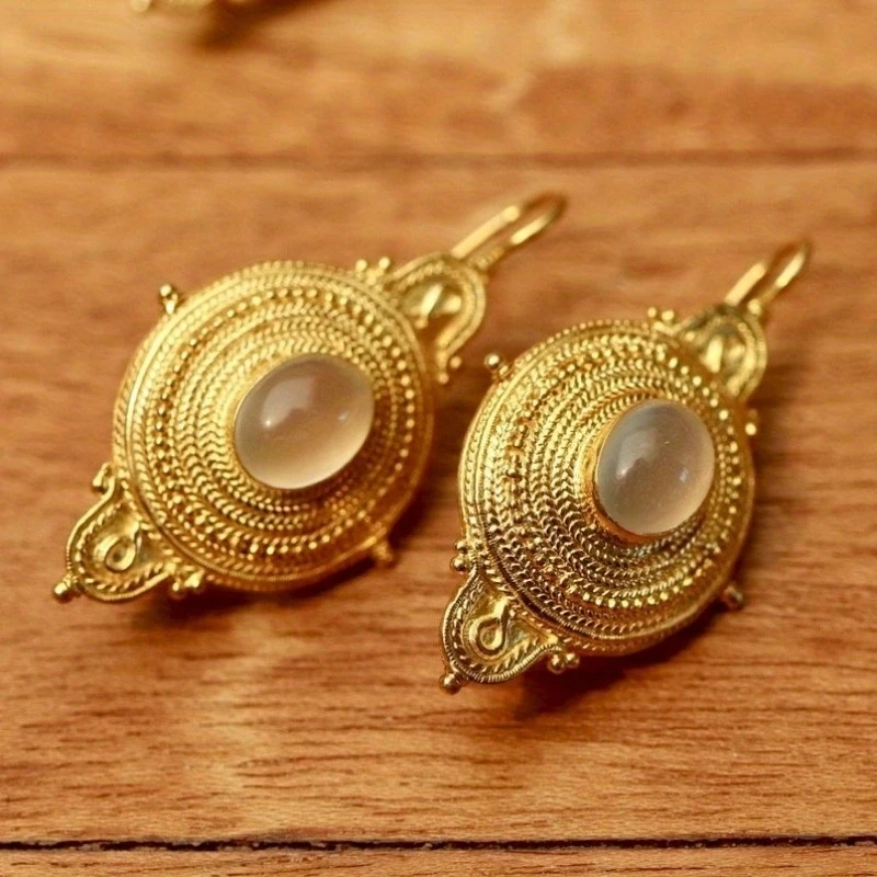 Ohrringe im Vintage-Stil, oval, eingelegt mit transparenten farbigen Steinen, ethnisches Metallschnitzmuster, baumelnde Ohrringe für Damenschmuck Image