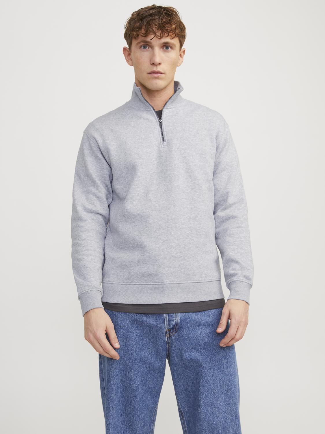Sweatshirt JACK & JONES "JJEBRADLEY SWEAT HALF ZIP NOOS", Herren, Gr. S, grau (light grau melange), angeraute Sweatware, Obermaterial: 65% Polyester, 35% Baumwolle, meliert, relaxed fit taillenbedeckt, ohne Ausschnitt, Rippbündchen, Sweatshirts...