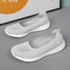 Weiße Spitze Loch atmungsaktive kleine weiße Schuhe flache Mid Wedge Hill Frauen Sommer Schönheit Schuhe Größe 34-41 weiße Turnschuhe Frauen