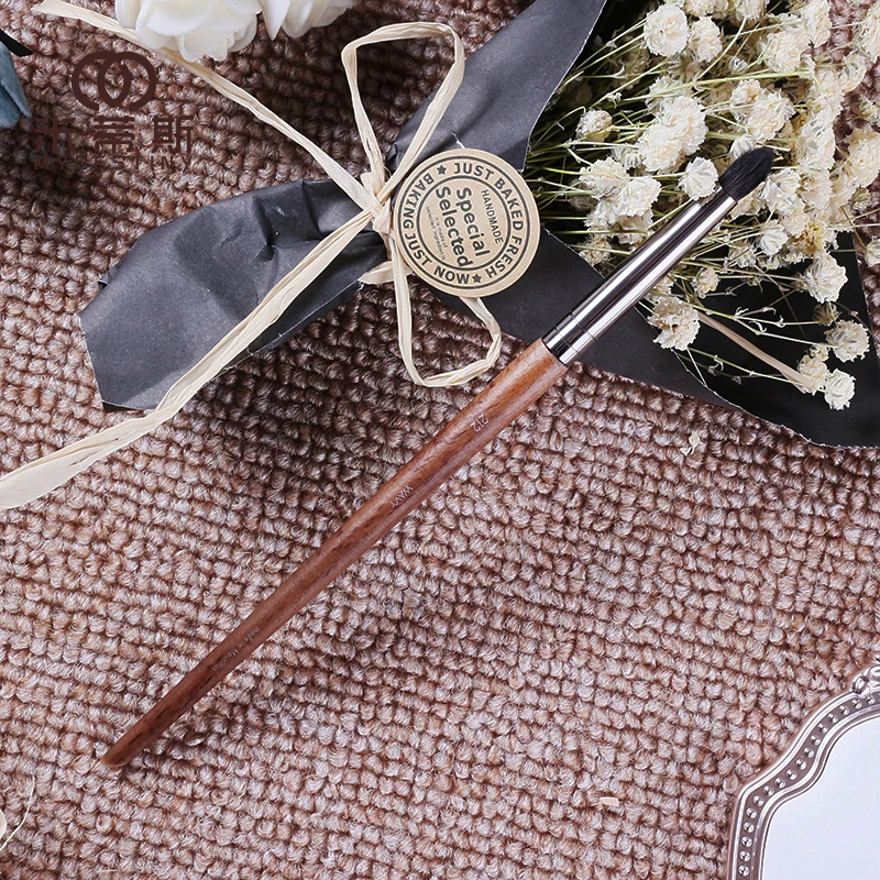 Make-up-Pinsel der MUF-Serie MUF212, spitzer Lidschattenpinsel, weiche Faserborsten, brauner Griff, spitzer, feiner Lidschattenpinsel Image